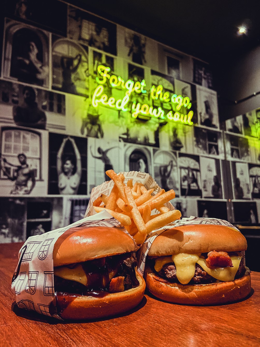 Dois burgers da casa acompanhados de batatas fritas na tábua