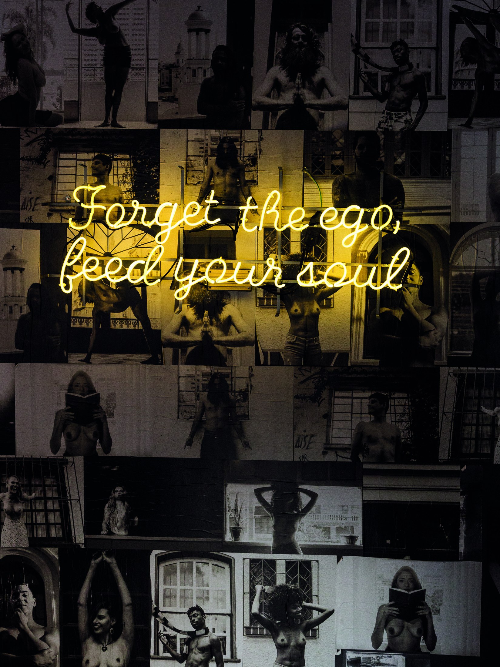 Letreiro em neon Forget the ego, feed your soul na parede do Janela